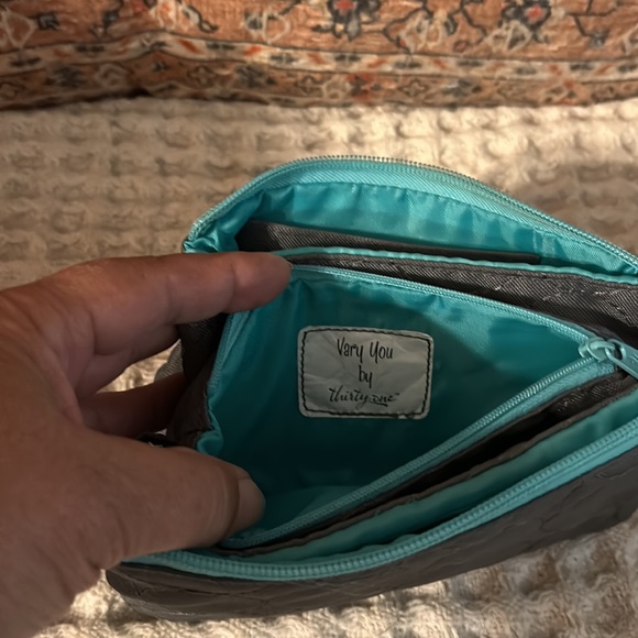 Vary You by Thirty One Grey and Teal Quilted Wristlet Purse Wallet OS - Picture 5 of 8